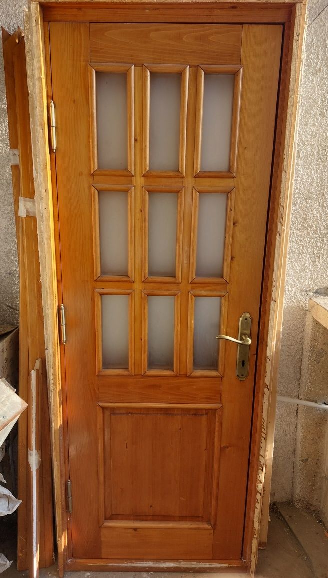 Uși de interior din lemn masiv cu feronerie inclusă