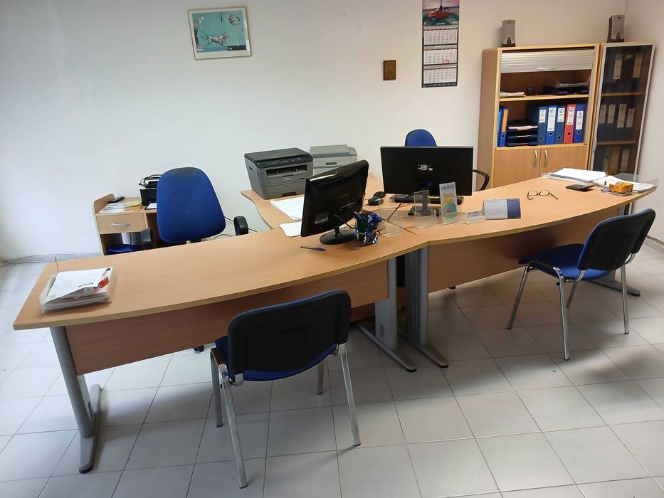 Две офис бюра + странични плотове + контейнер