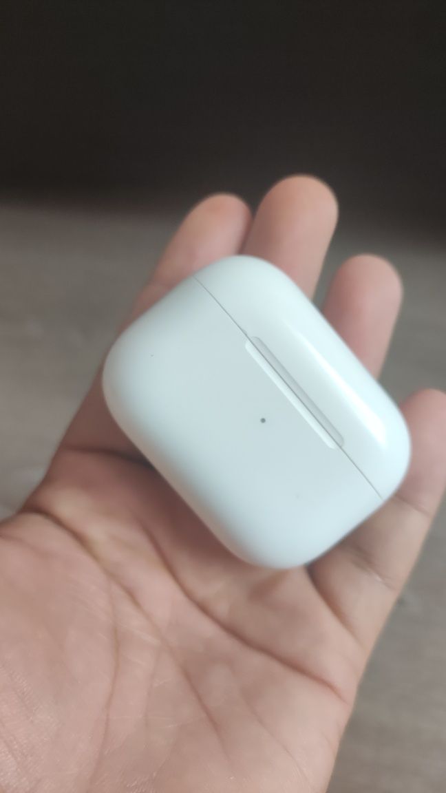 Продам оригинал кейс от airpods pro