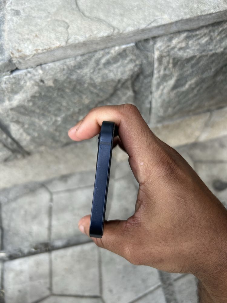 Iphone 12 доста запазен