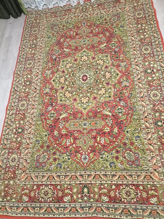 Продам ковёр 2 на 3 в отличном состоянии.