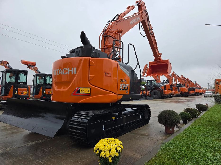 Hitachi ZX135-7, NOU, 2025, COMPACT-rotire gabarit senile, LAMA NIVELARE, Adancime sapaare 6m, Inst picon, camera spate, camere laterale, Consum 6l/h, Masa operationala 16t, Cupa 1,2m latime, Ridica 9t, latime 2,49m, leasing 5 ani ,PROMOTIE 133.900 Eur+Tv