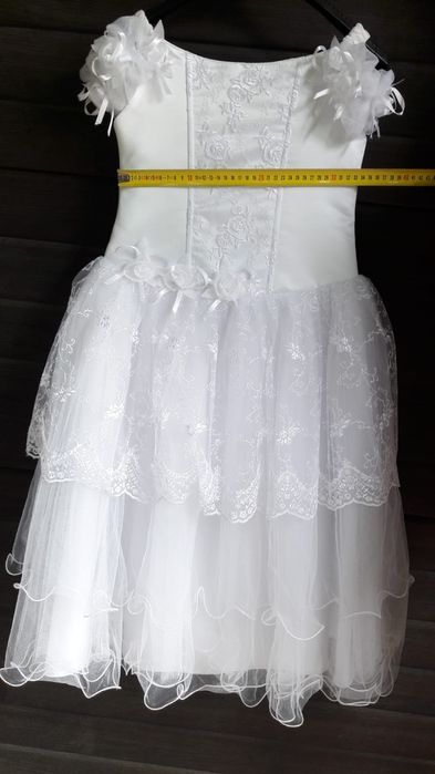 Rochie albă, reglabilă 8-11 ani.