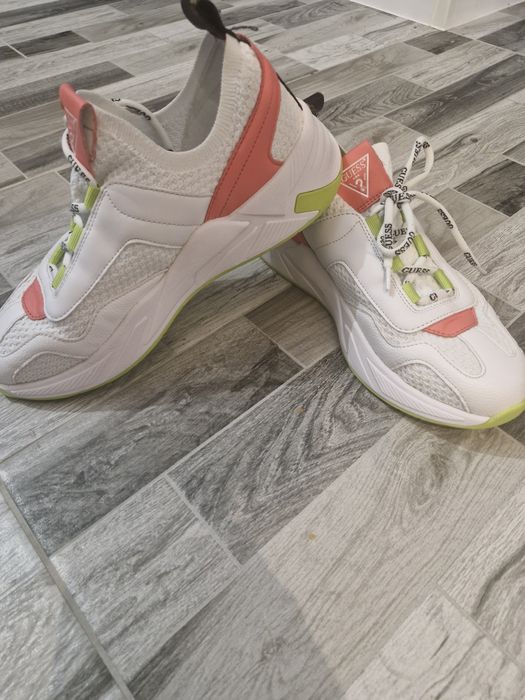 Adidasi Guess . Marime 40