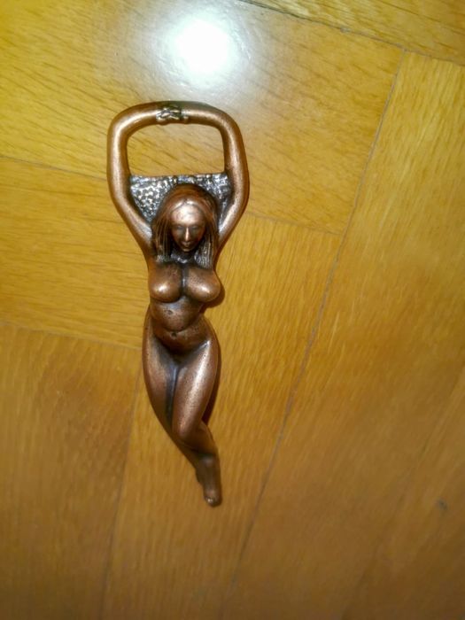 Месингова отварачка за бутилки винтидж женска гола фигура скулптура