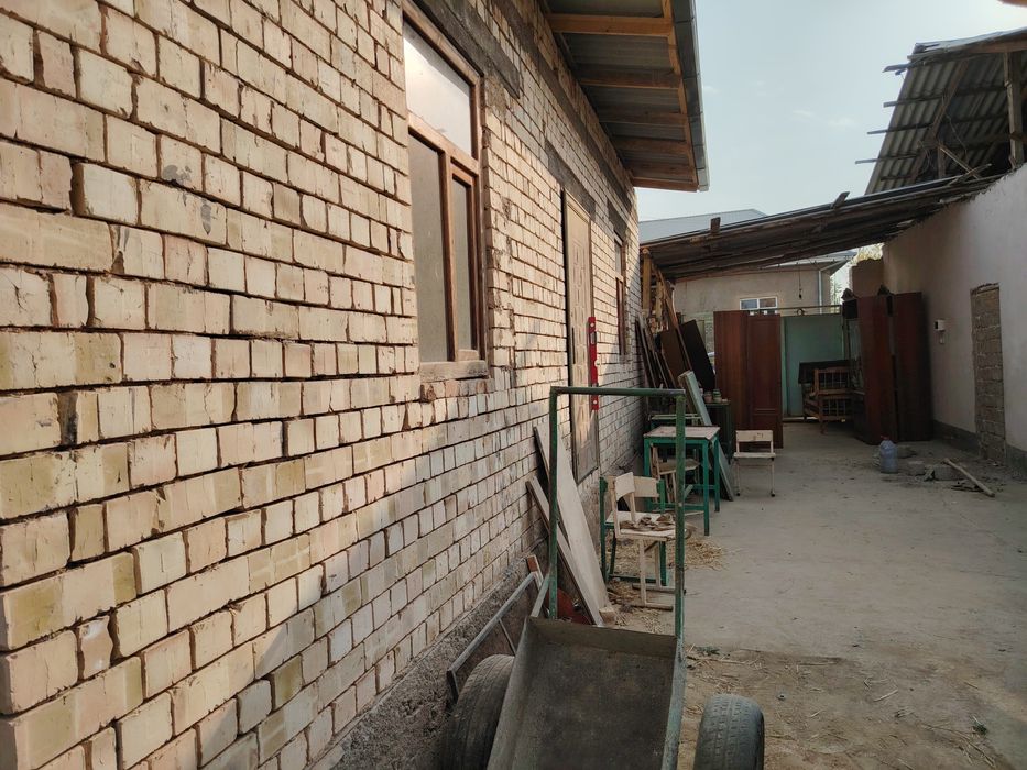 Тошмореда уй сотилади 3.ярим сотихли 2 хона янги курилган ураган