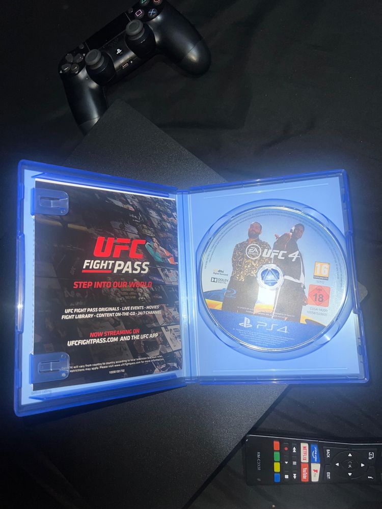 PS4 Pro 1TB +2manete+UFC4
