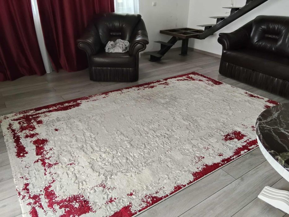 Covor +draperii  stare foarte bună