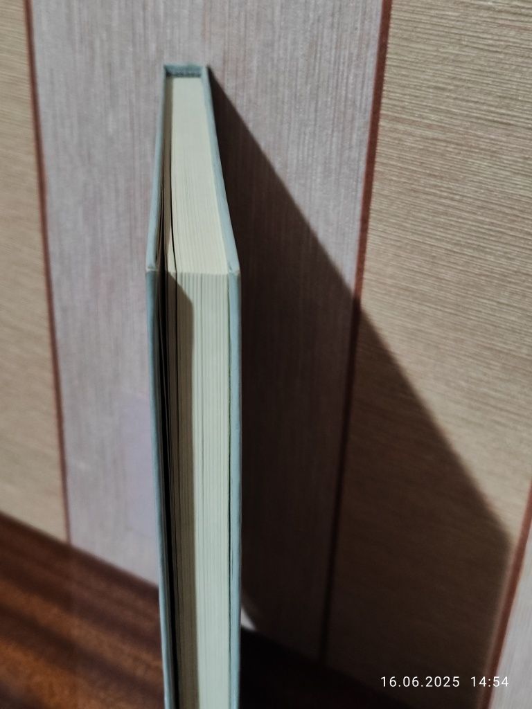 Продам б/у книгу "Ирина Колпакова"