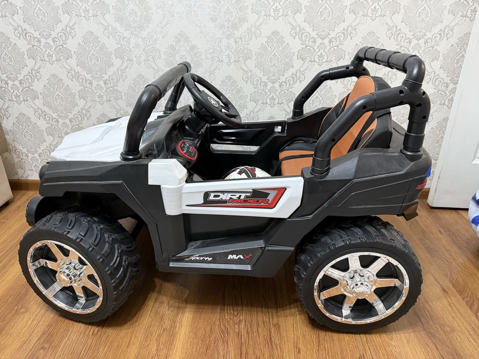 Продам машинку детскую