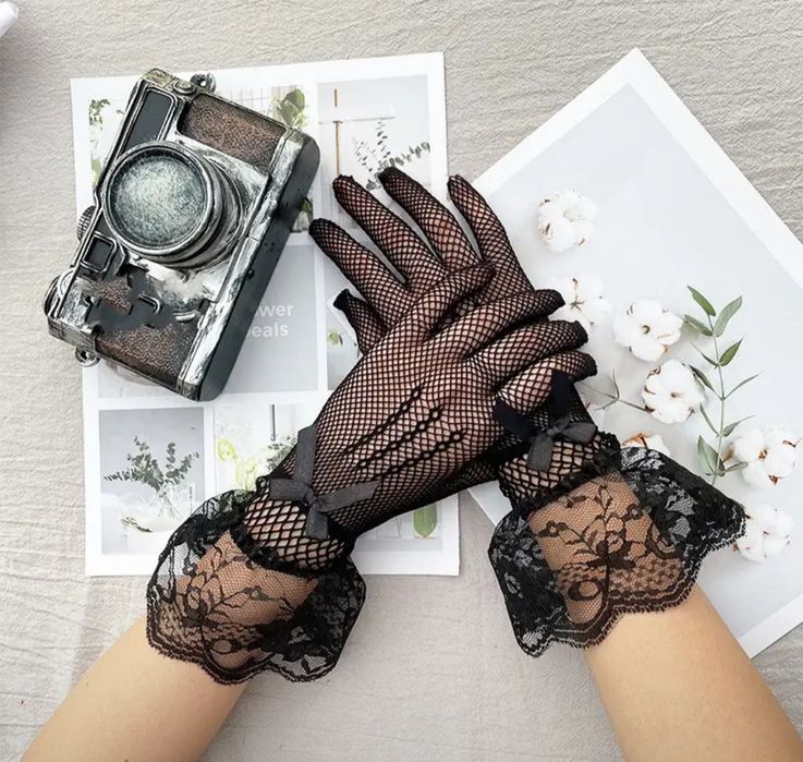 Роскошные женские перчатки в белом и черном цвете