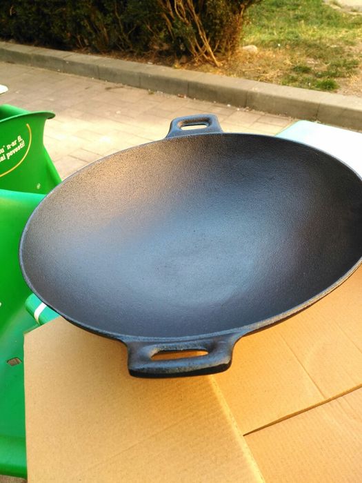 WOK din fontă 31 cm x 8 cm  Promo 99 lei