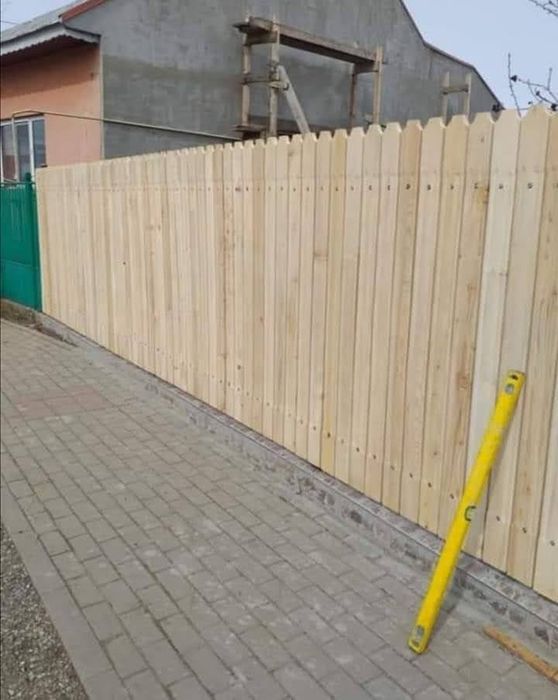 Mesteri la garduri din plasa bordurata sipca metalica