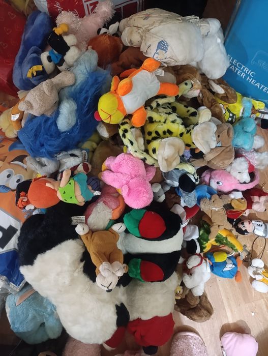 Много плюшени играчки