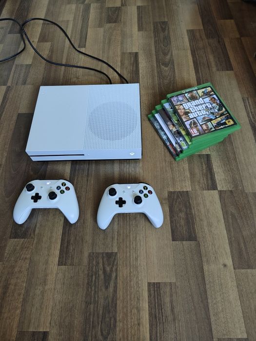 Joc one s 1 tera 10 jocuri 
2 controllere originale.
10 jocuri.
Curăța