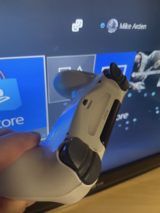 PLAYSTATION 4 slim - 2 джойстика + 7 игри на диск