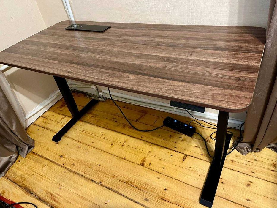 Компьютерный (пиcьменный, рабочий) cтол с регулируемой высoтой