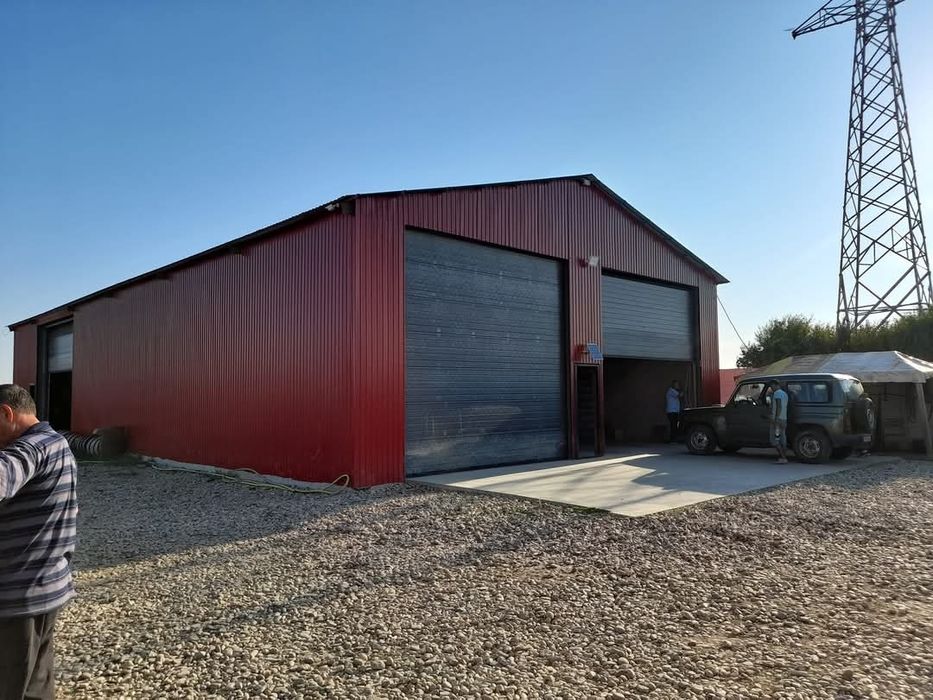 Vând de pe stoc hală metalică învelită cu tabla.