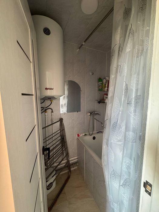 2 х ком квартиру Спутник в деревянном доме новый ремонт. У метро.