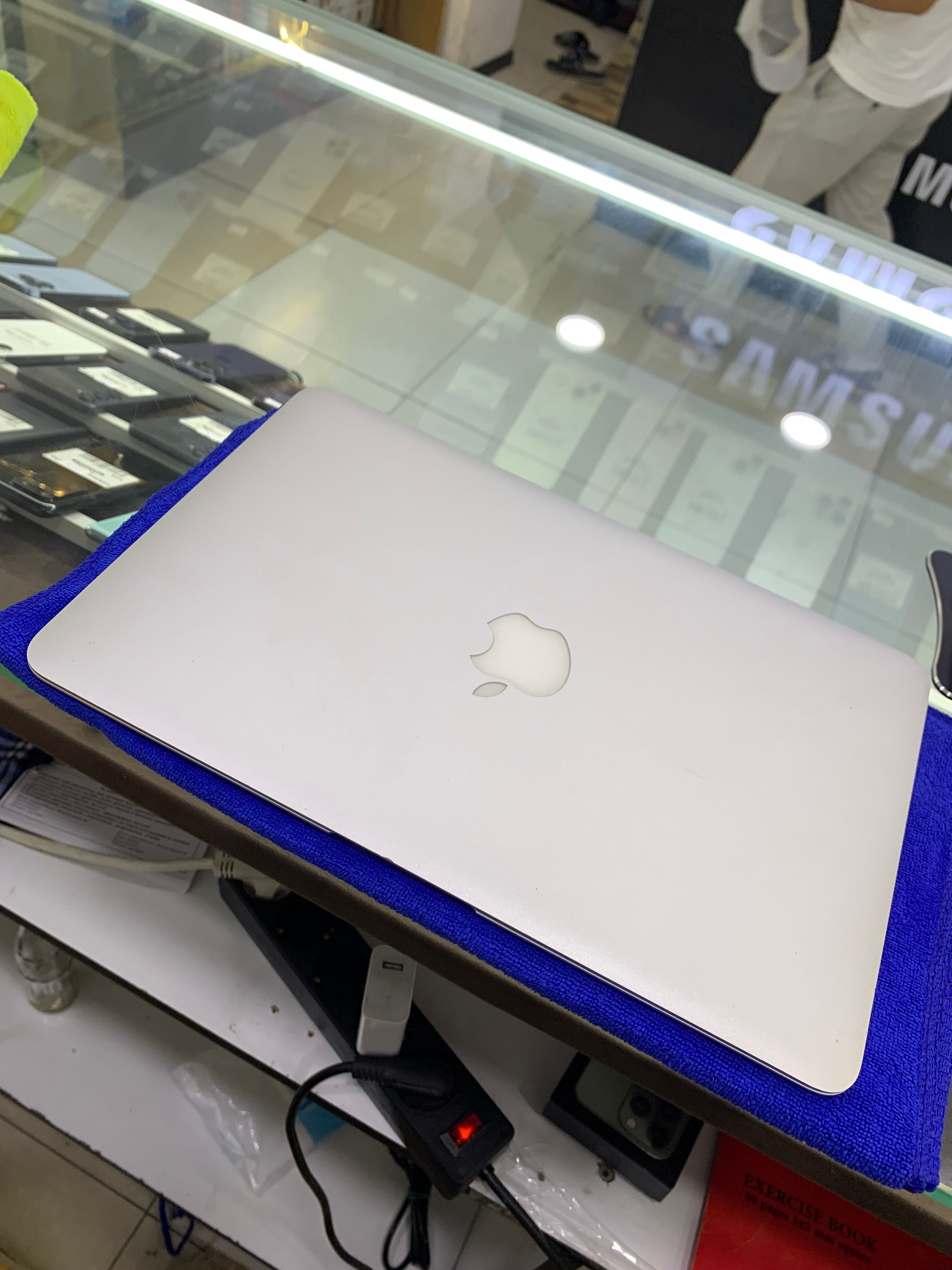 Macbook  apple cor i5