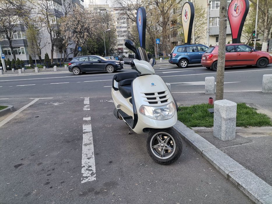 Maxiscuter Piqggio 125cc 4 timpi fără permis