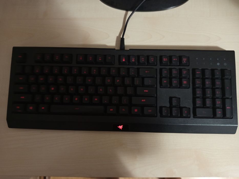 PC complet cu monitor BENQ, tastatura razer și boxe-ideal office