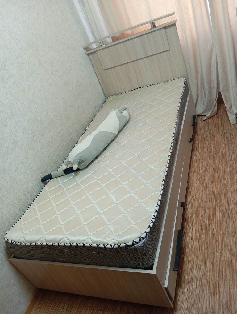 Кровать, почти новый