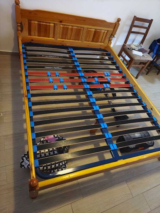 Дървено легло с подматрачна рамка