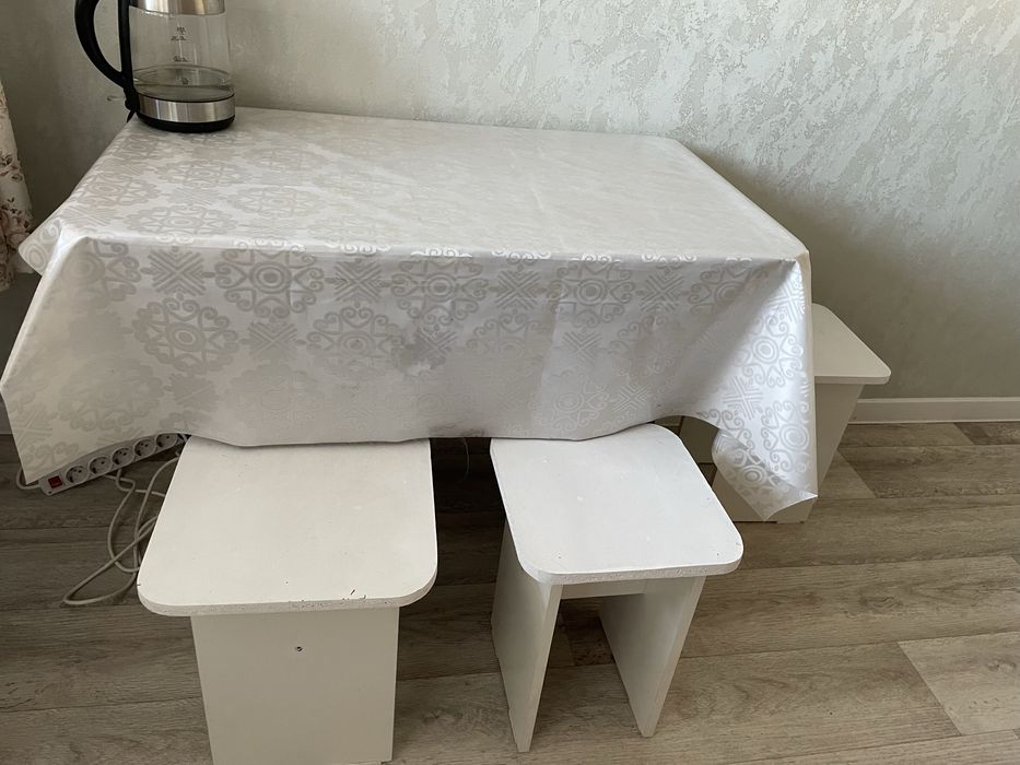 стол + 3 табуретки