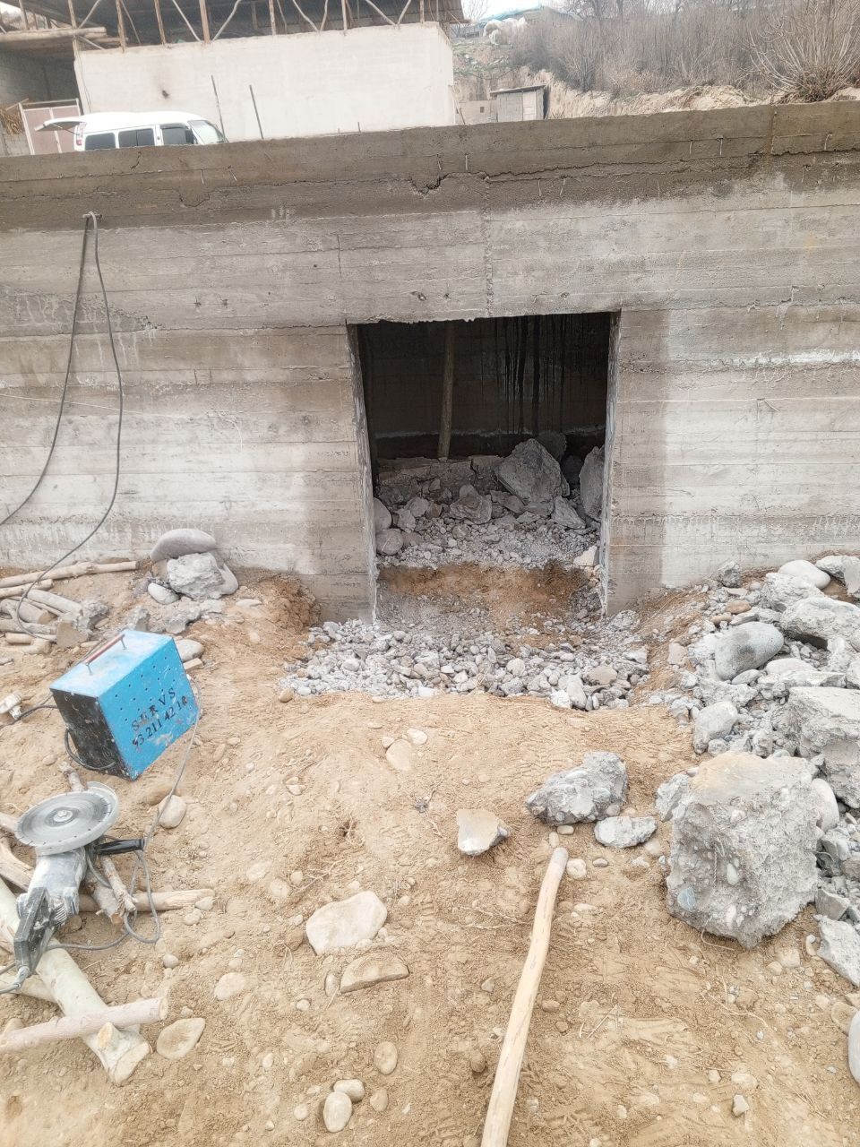 Beton teshish beton kesish beton buzish eshik ochish xizmatlarimiz bor