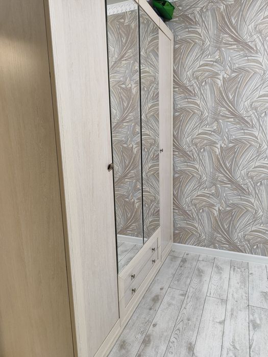 Продам шкаф с зеркалом