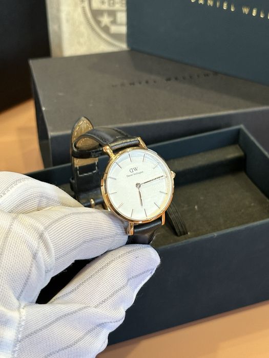 Дамски часовник Daniel Wellington с кожена каишка