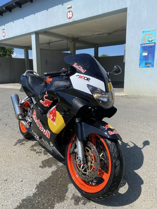 Vand sau schimb cu masina sau gip plus diferentă honda cbr600 f4 2000