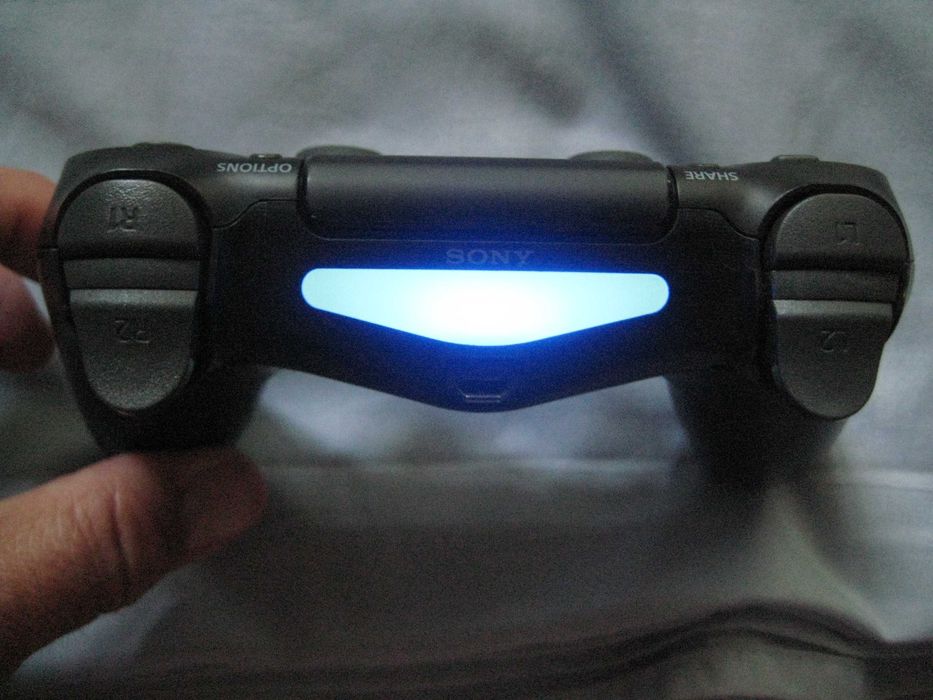 Продавам оригинален контролер за PS4