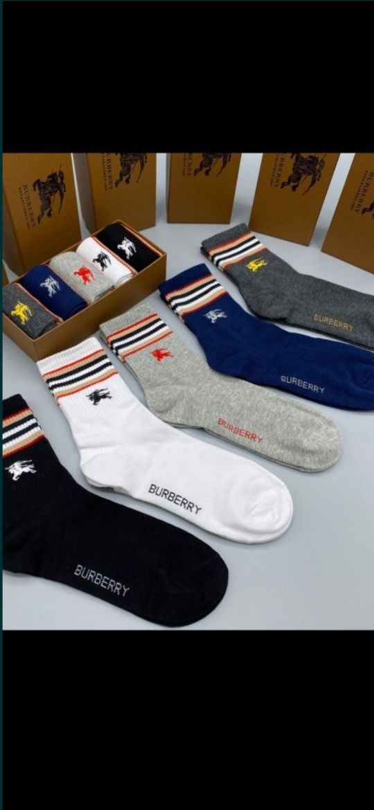 Șosete Burberry model 2025, prețul este ptr o pereche