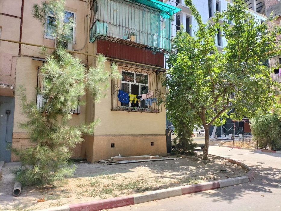 2 xonali uy 1 etaj. Yonida 6 etajli mehmonxona ham bor. 130000$.