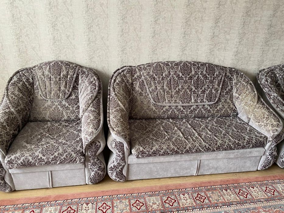 Продам диван с креслами