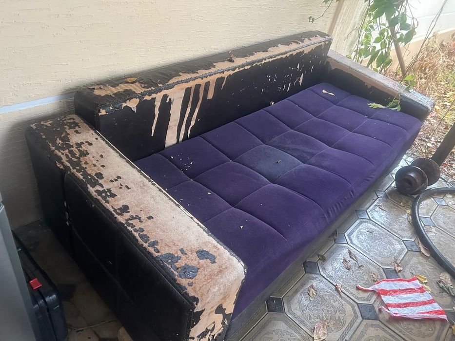 Отдам диван бесплатно нужно реставрировать