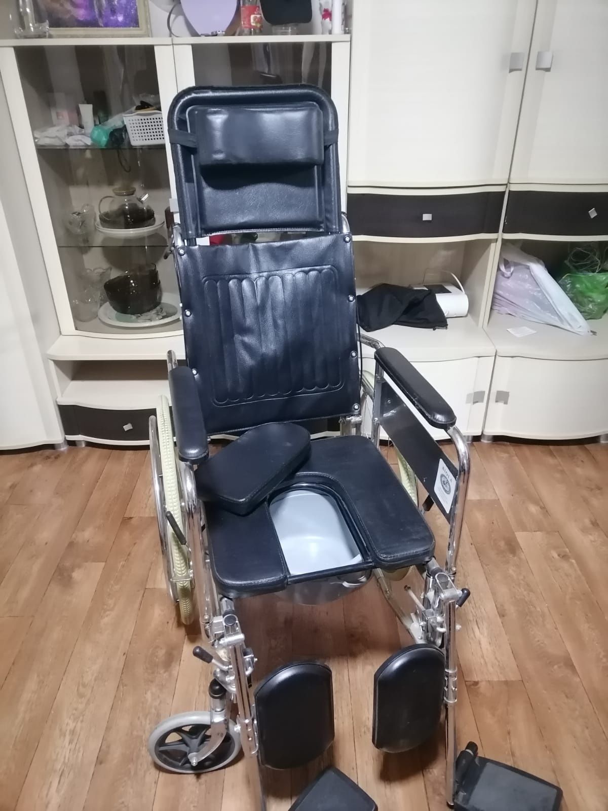 Продам инвалидную коляску новую