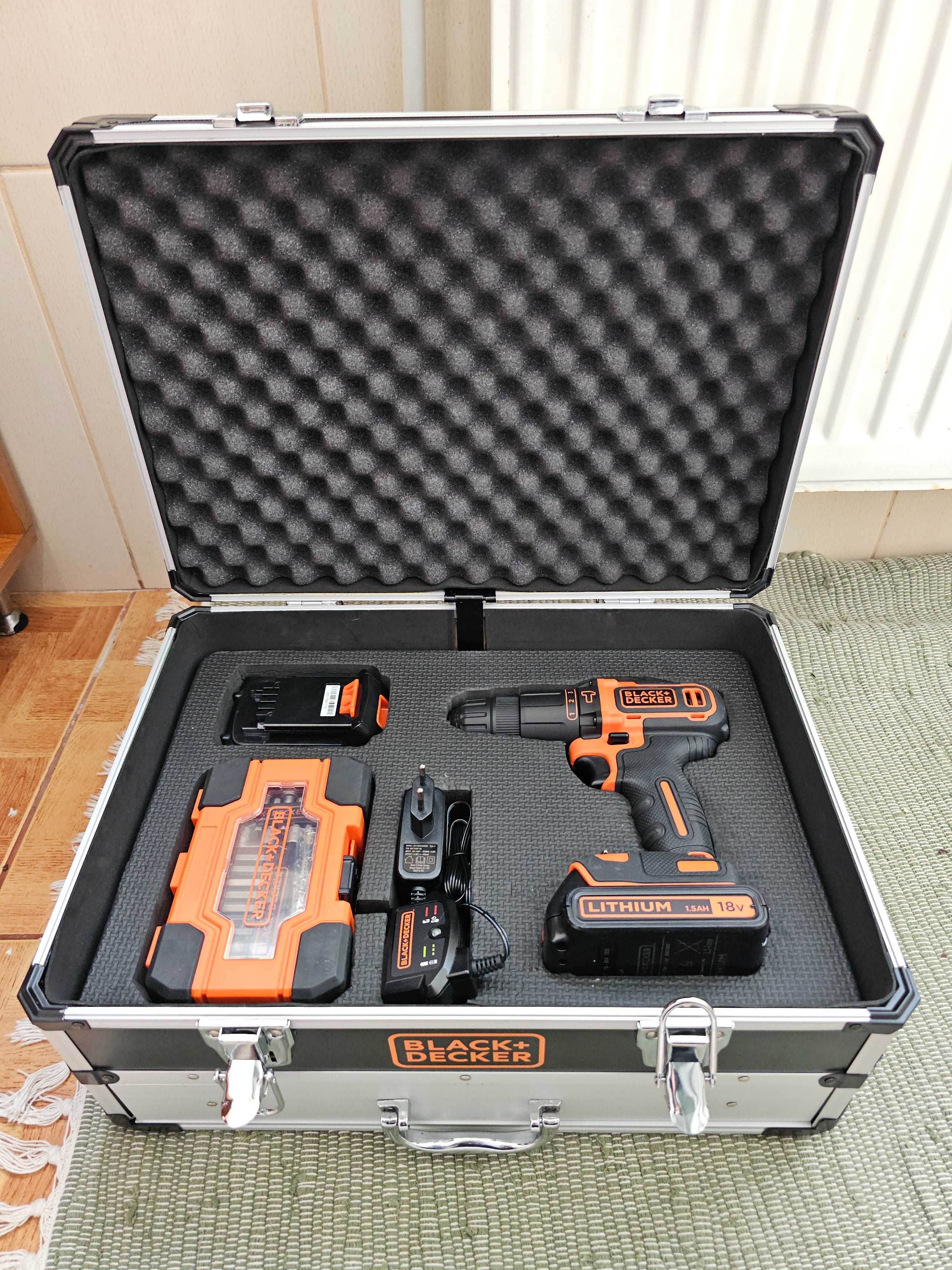 Autofiletanta bormasina Black Decker, cutie metalica, cu baterii