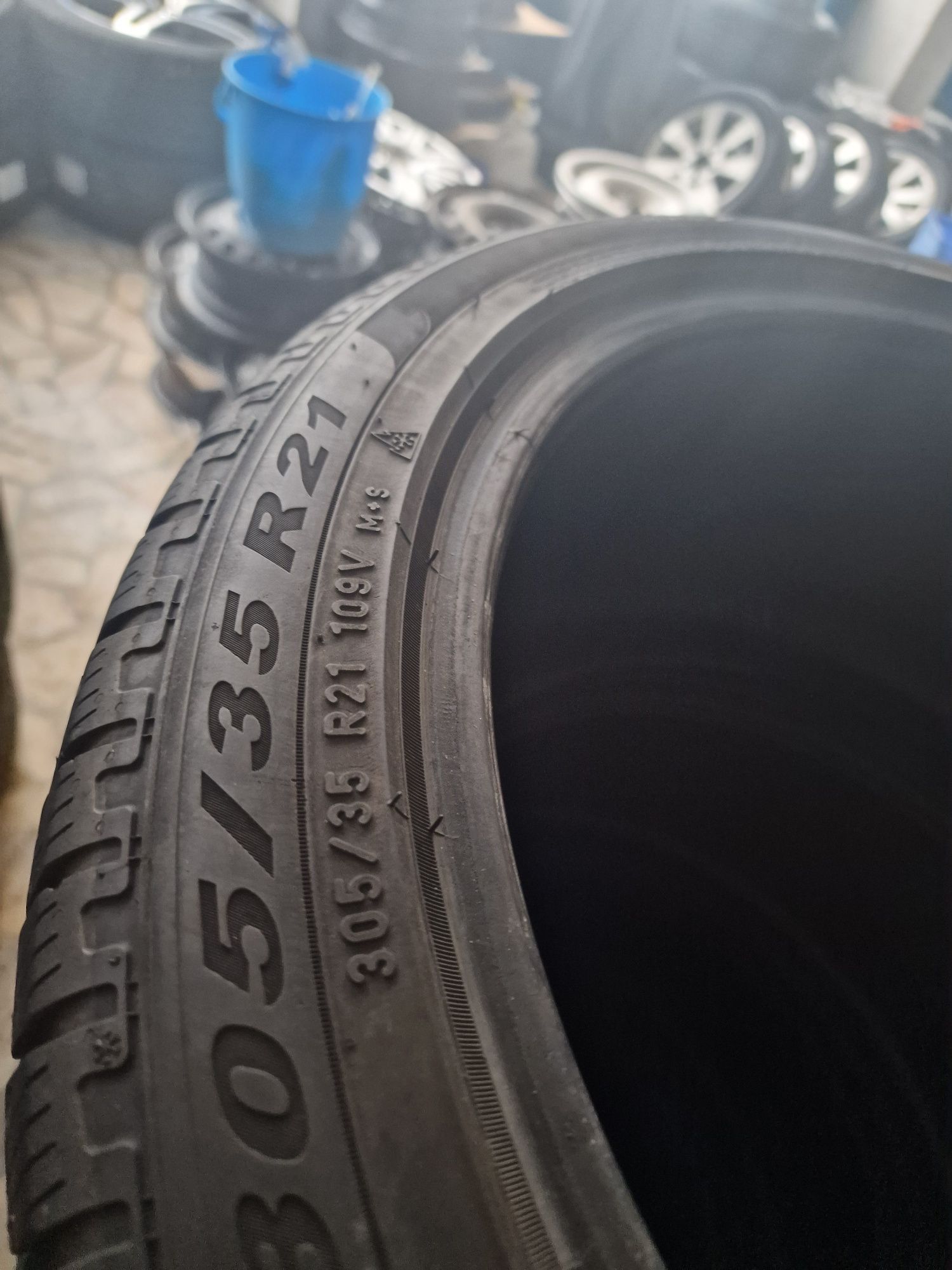 305 35 21 Pirelli 4броя Замъка Ямбол