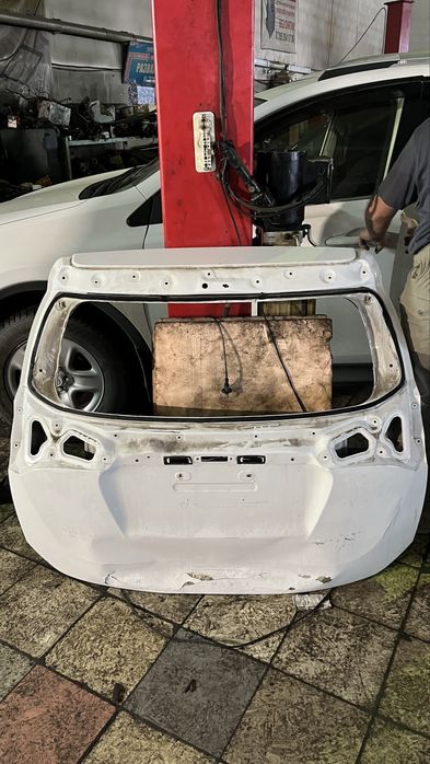 Крышка оригинальная багажника на Рав 4 - 2015 года