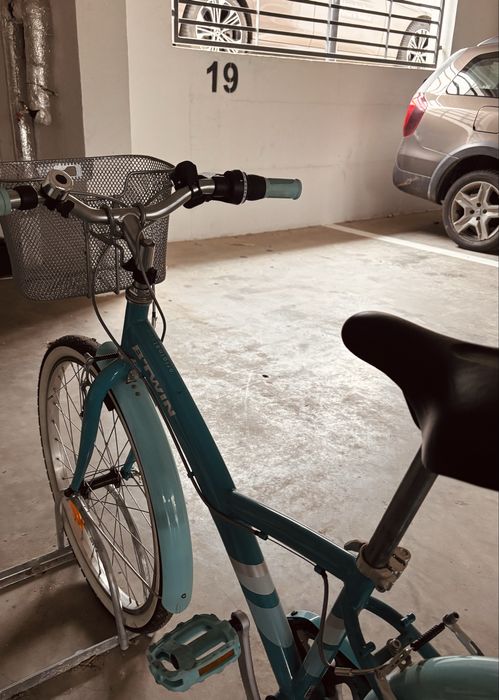 Bicicletă oraș Btwin turcoaz, cu coș