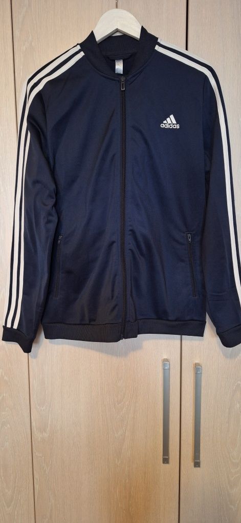 Vând treinic Adidas
