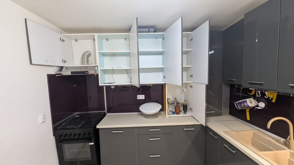 Mobilă bucătărie, cu blat pe colț, 300x250 cm