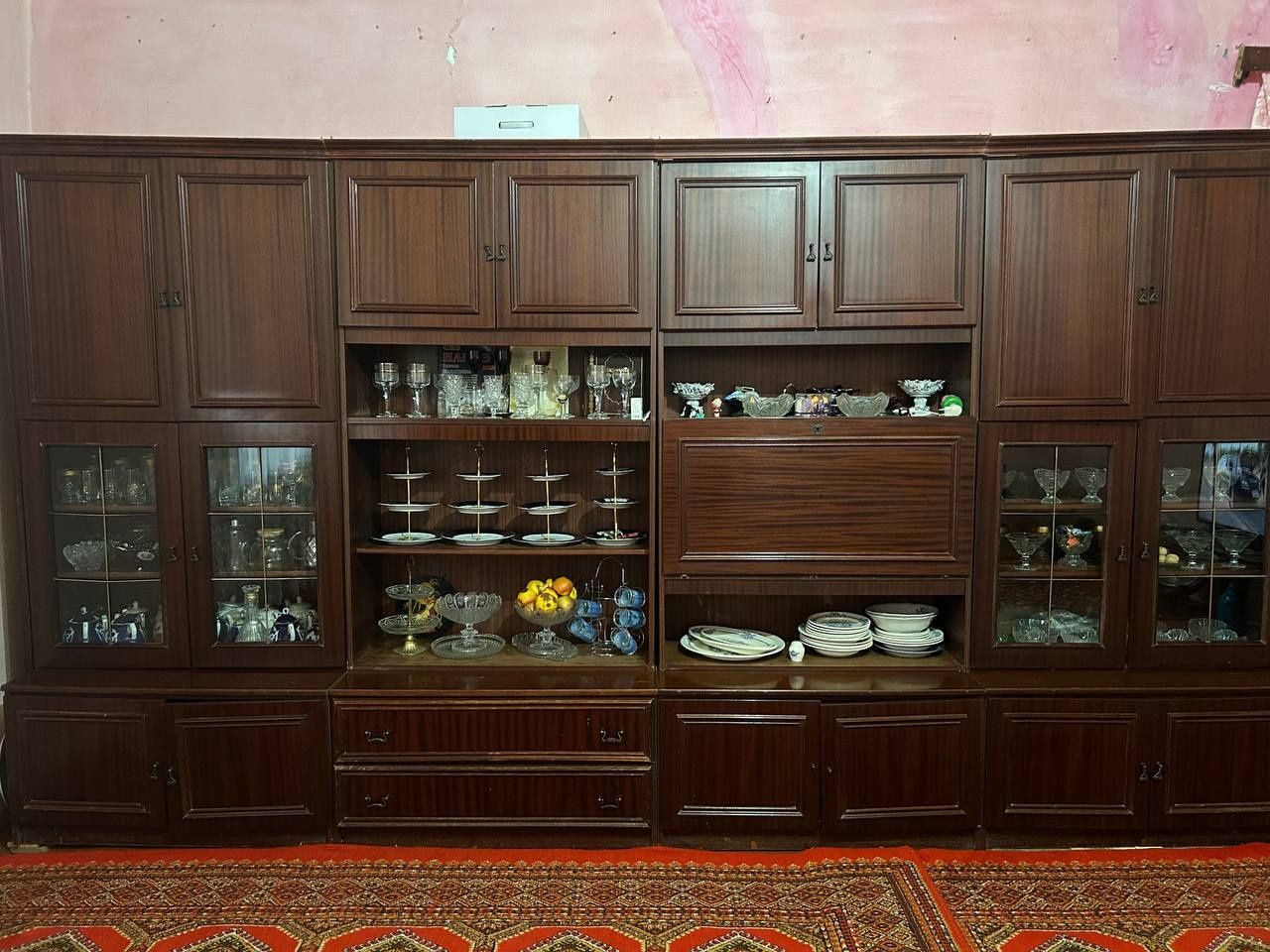 Продается старый сервант