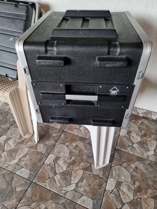 Rack case 8 u cu priza Python pe el 750 de lei