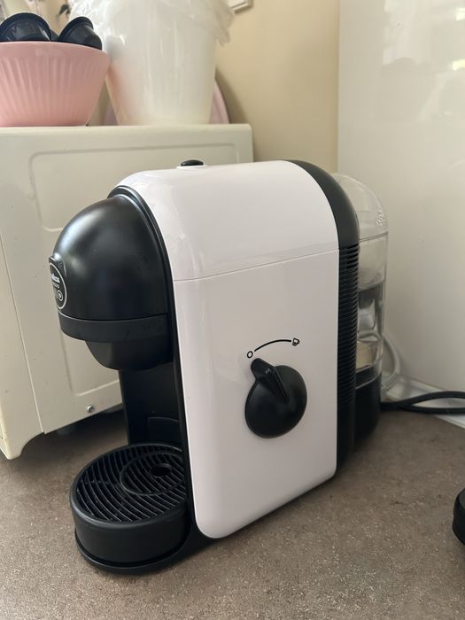 Еспресо кафемашина с капсули LAVAZZA MINU COMPACT A MODO MIO