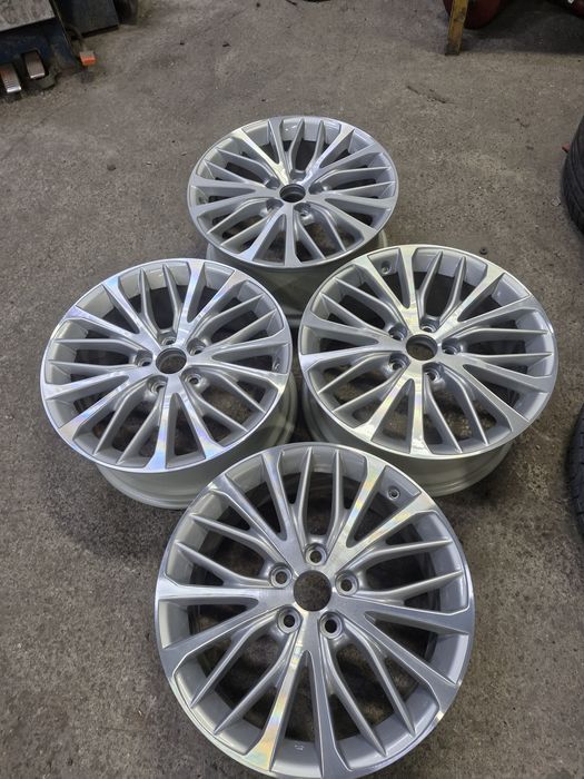 Камри 70 оригинал R18 комплект