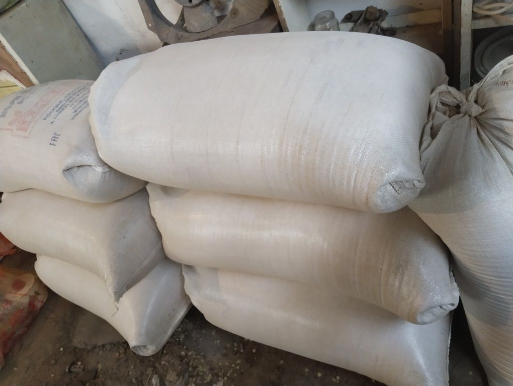 Продам зерноотходы сечка мешки полные большие по 4000